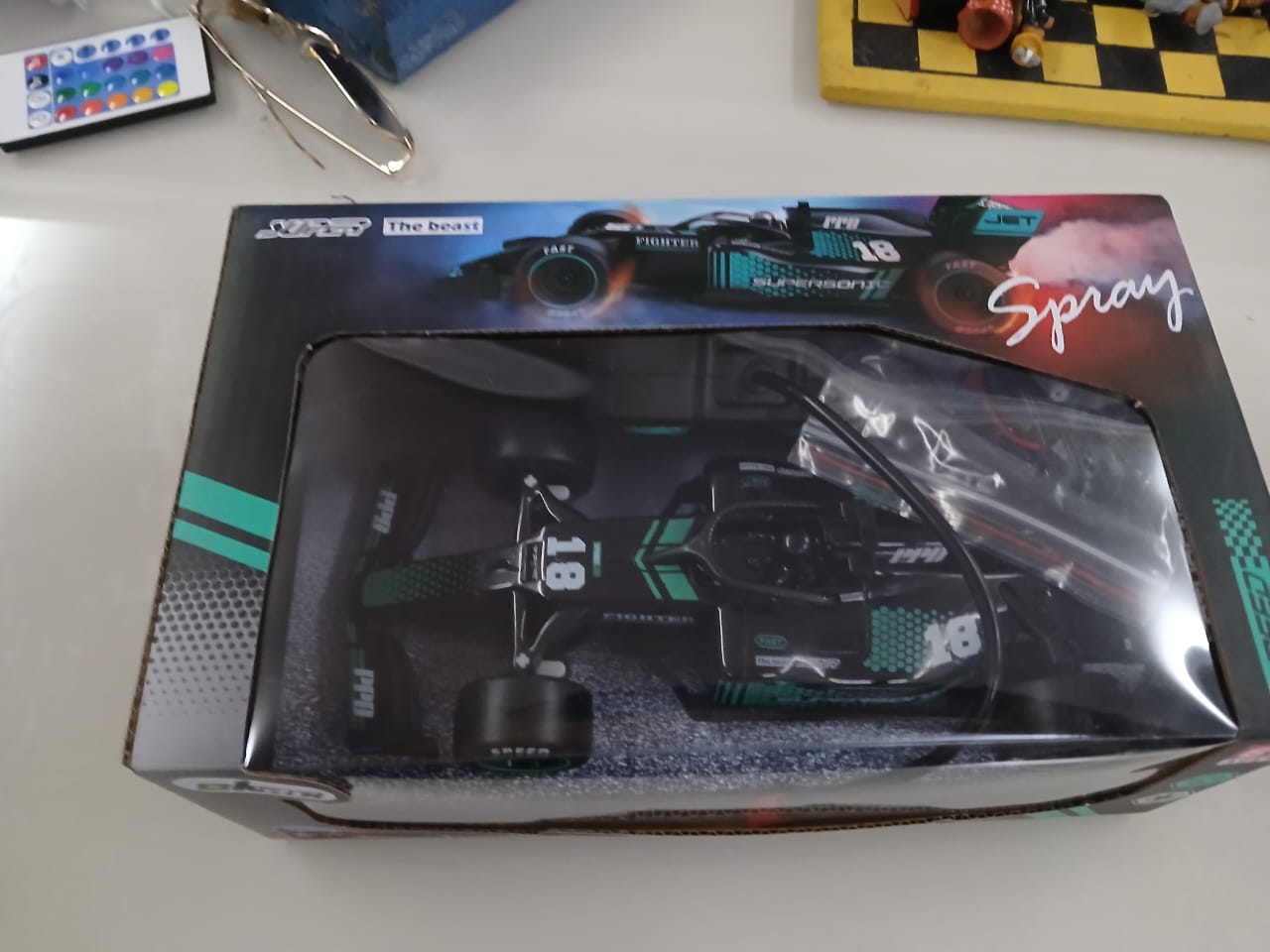Carrinho de Controle Remoto F1 "The Beast" – Com Efeito Spray de Fumaça