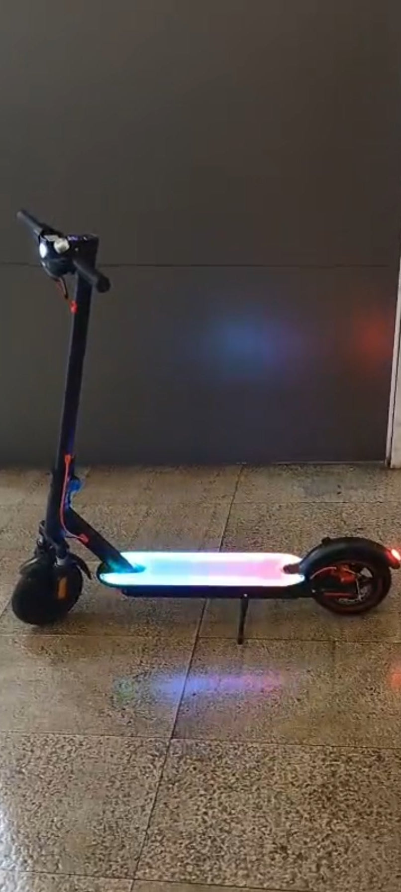 🛴 Patinete Elétrico com LED Colorido